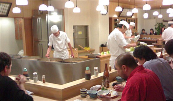 專家:油煙致霾危害大 廚房油煙凈化或成行業強制標準