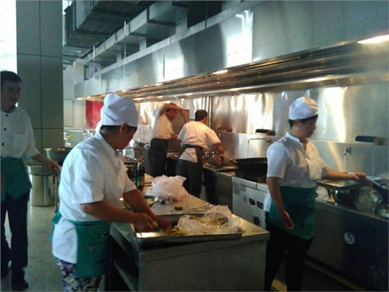 廚師們正在忙碌的工作 廚師們正在忙碌的工作