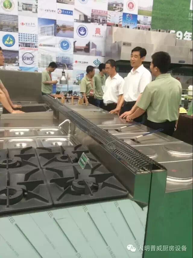 客戶參觀廚房設(shè)備 客戶參觀廚房設(shè)備