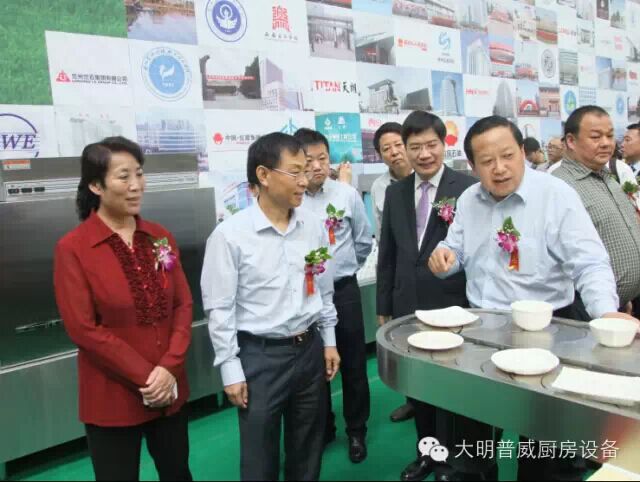 參觀自動(dòng)分餐臺(tái)