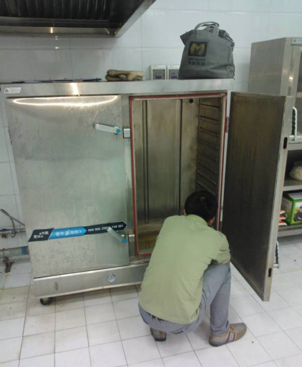 維修師傅現場檢測商用冷柜 維修師傅現場檢測商用冷柜